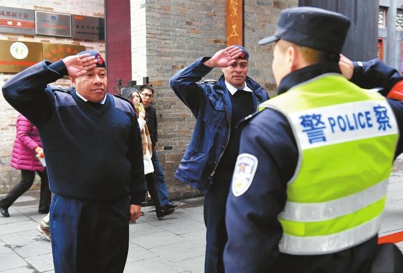 斐济警察"巡逻"成都锦里